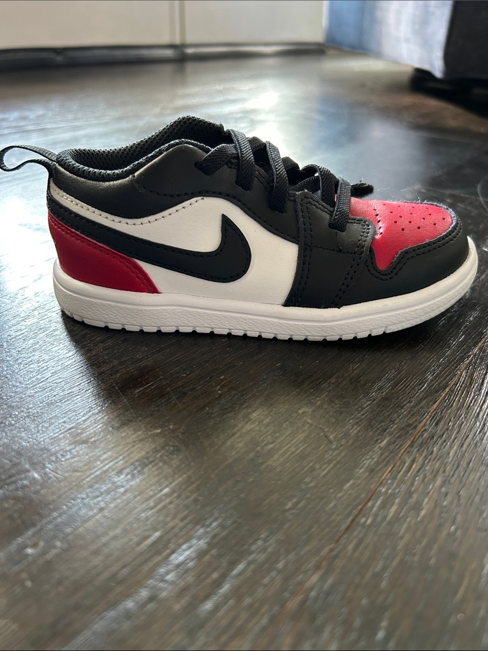 Nike Jordan 1 Low Kids Red Black White Low-Top Sneakers with Swoosh - Picture 2 of 6